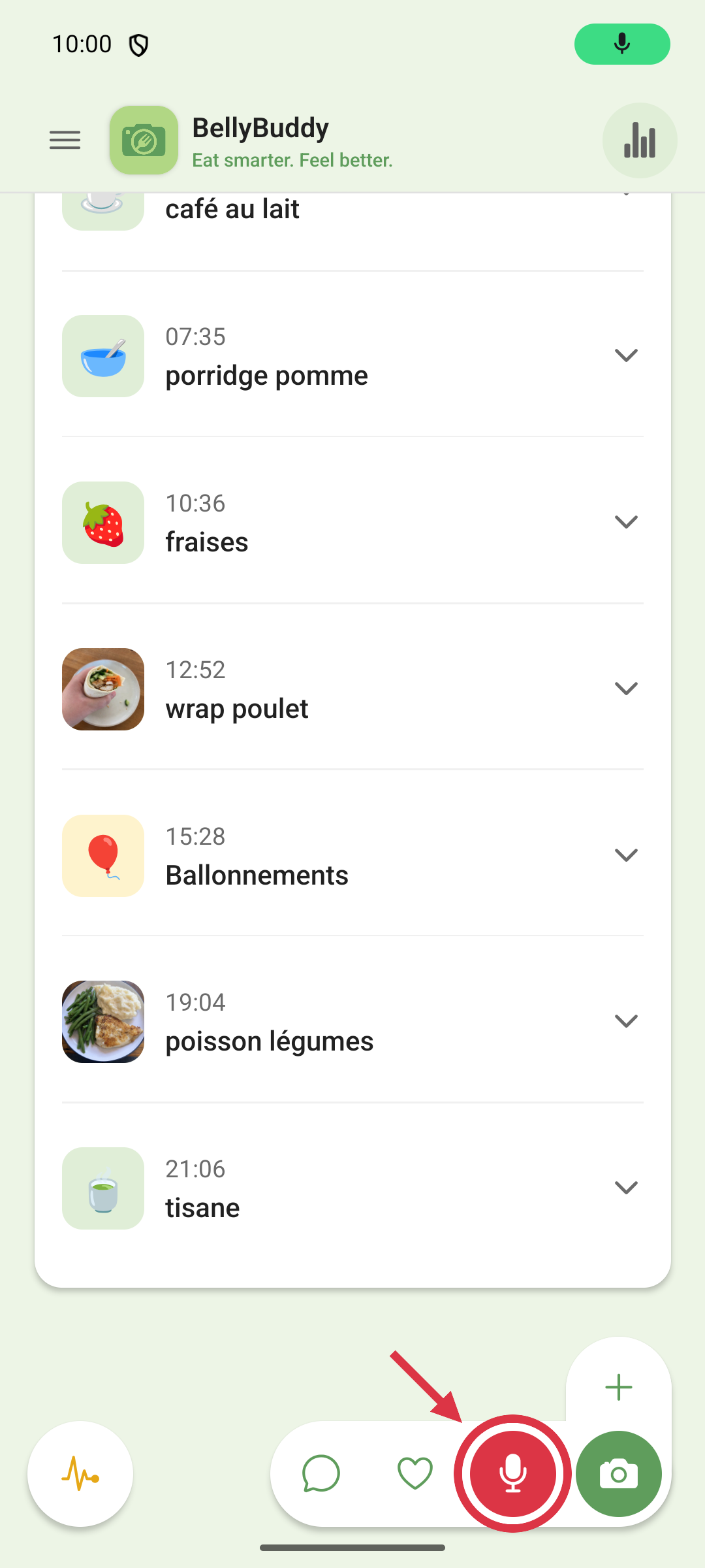 Le bouton micro de la barre de saisie maintenu pour dicter un repas, la timeline derrière